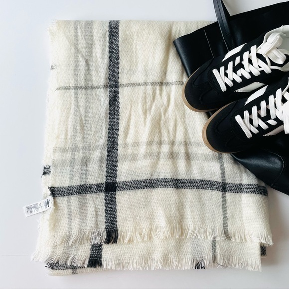 Old Navy Black and White Plaid Scarf Wrap - Picture 1 of 3